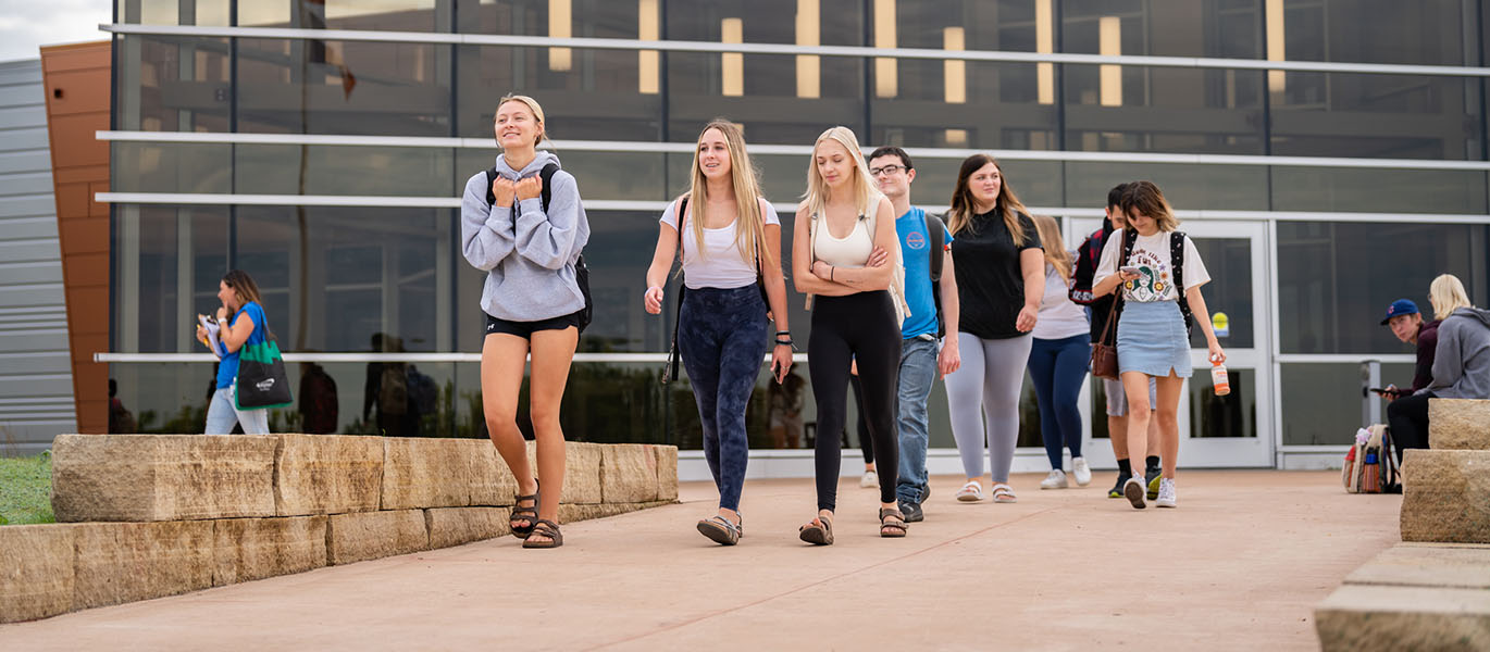 Peosta校园 students exiting the main building.
