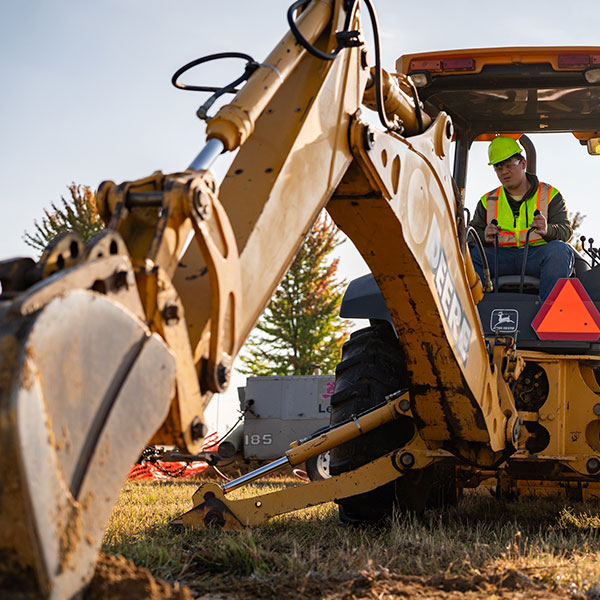 网赌网站 Student operating a backhoe