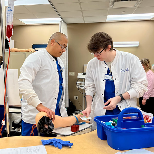 网赌网站 Students working in a medical lab