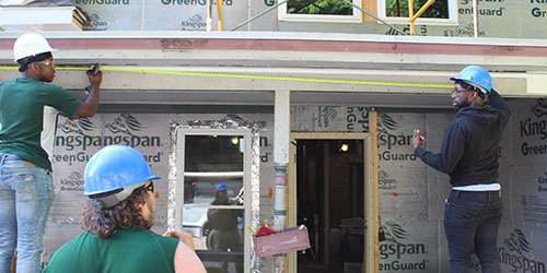 网赌网站 students working in a construction lab.